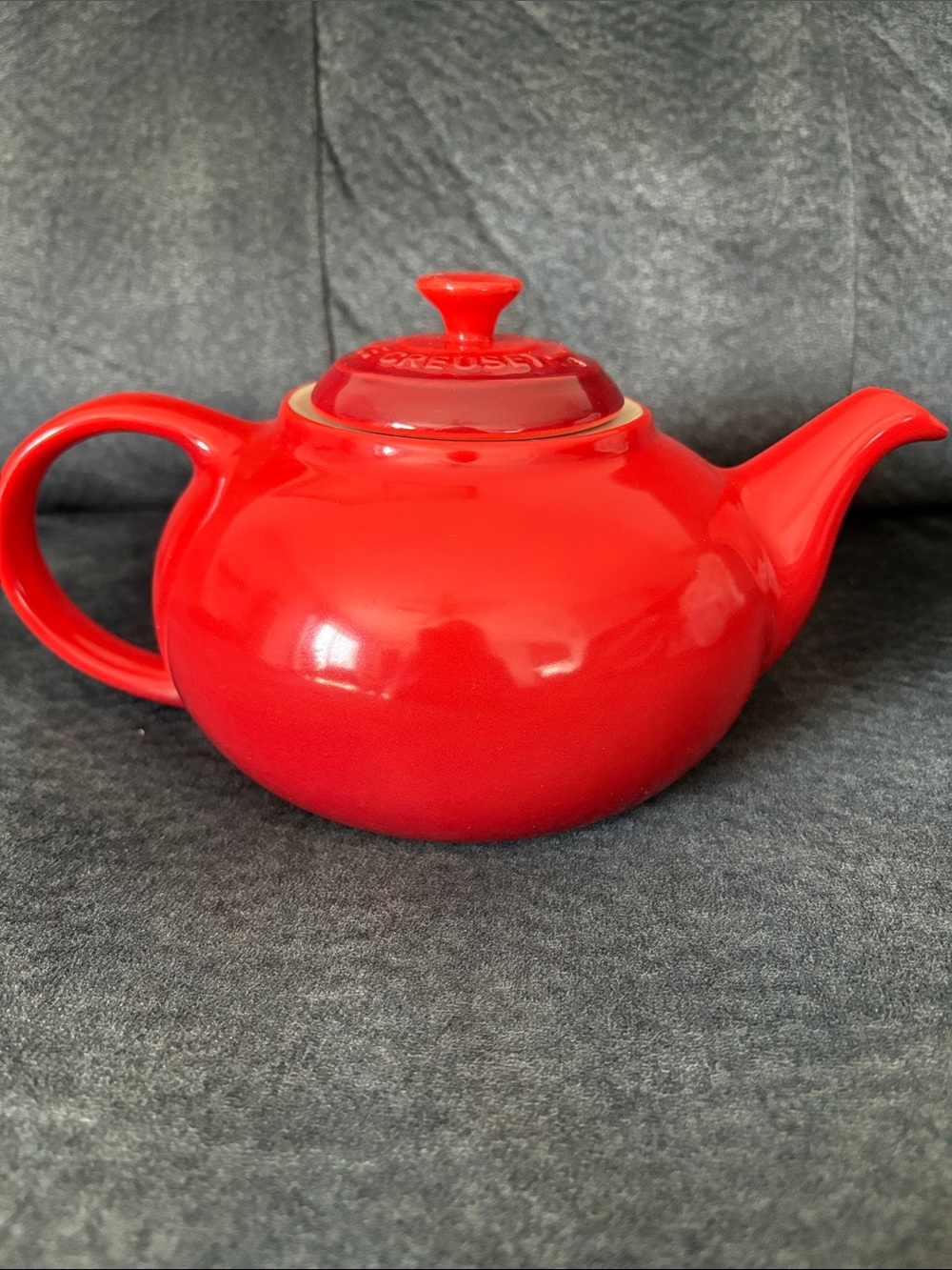 Le Creuset Cerise Stoneware Teapot with Classic Round Shape